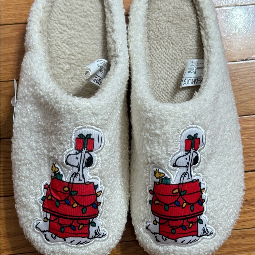 Peanuts Cream Slippers with Snoopy and Gifts